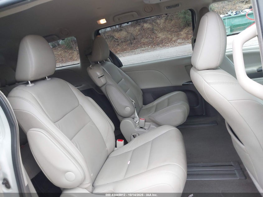 2017 TOYOTA SIENNA XLE PREMIUM 8 PASSENGER 5TDYZ3DC4HS798039