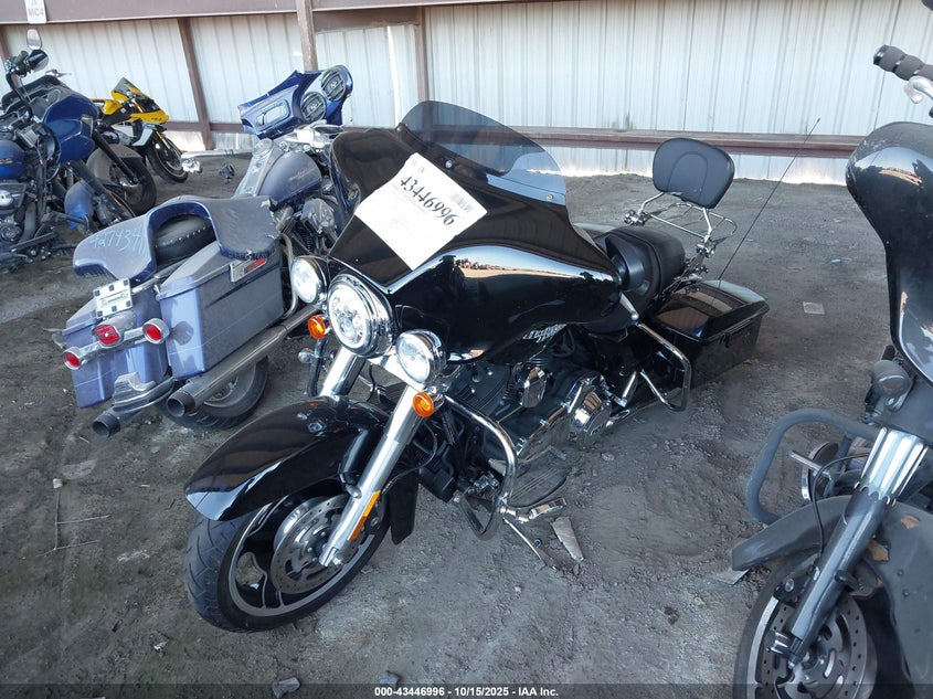 2011 HARLEY-DAVIDSON FLHX 1HD1KBM11BB635943