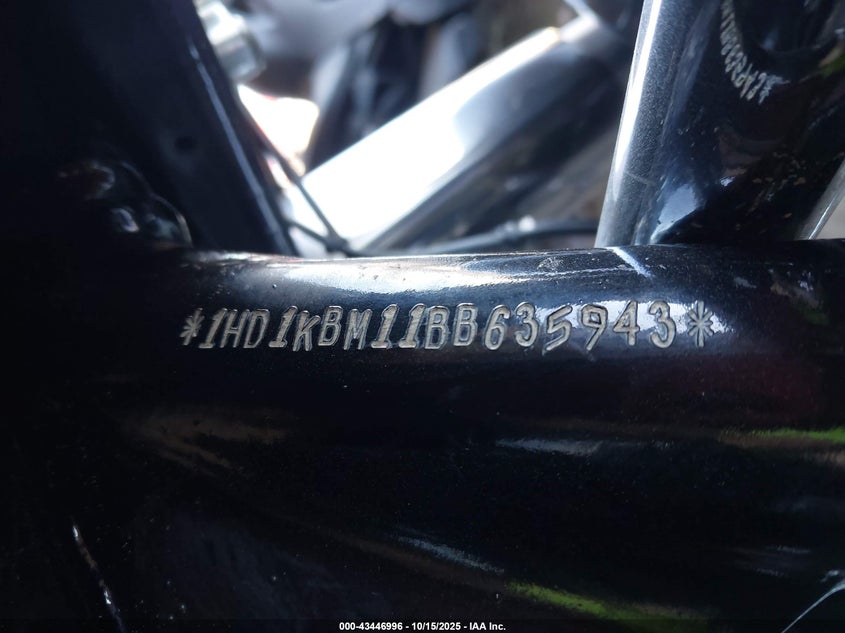 2011 HARLEY-DAVIDSON FLHX 1HD1KBM11BB635943