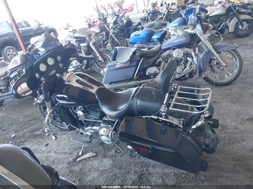 2011 HARLEY-DAVIDSON FLHX 1HD1KBM11BB635943