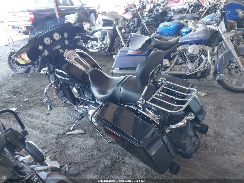 2011 HARLEY-DAVIDSON FLHX 1HD1KBM11BB635943