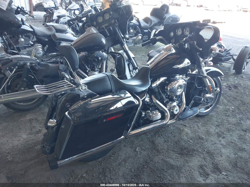 2011 HARLEY-DAVIDSON FLHX 1HD1KBM11BB635943