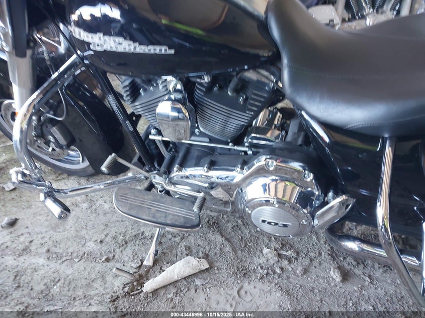 2011 HARLEY-DAVIDSON FLHX 1HD1KBM11BB635943