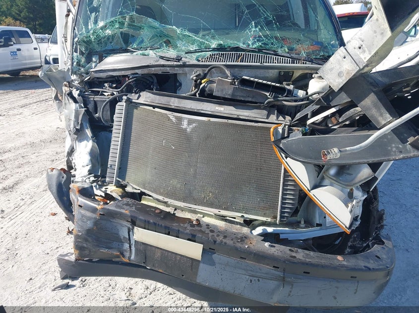 2005 Chevrolet Express Cutaway Base W/C7A VIN: 1GBJG31U651210725 Lot: 43448296