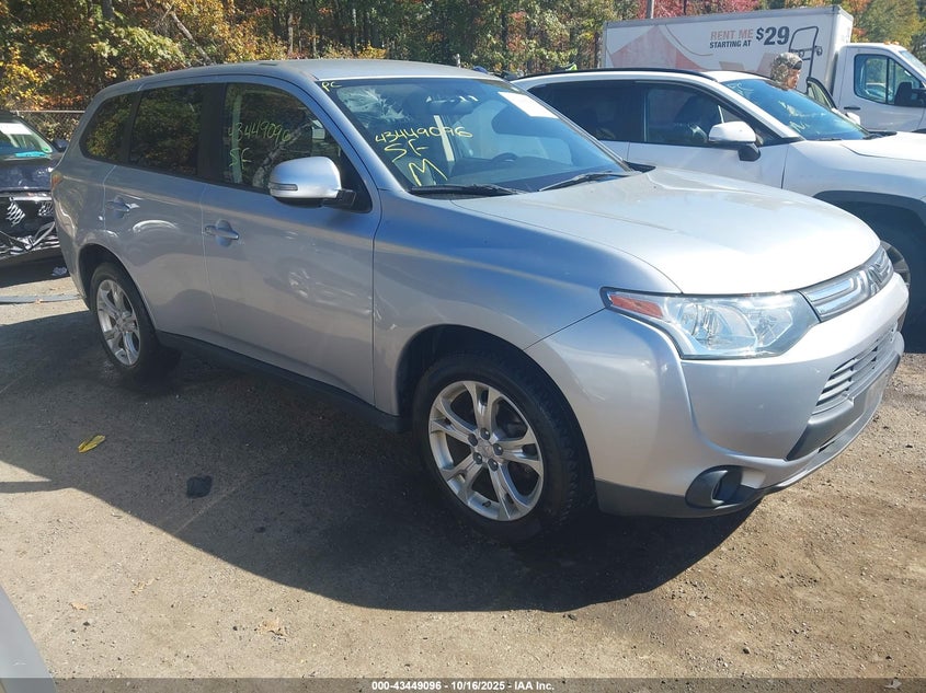MITSUBISHI OUTLANDER SE