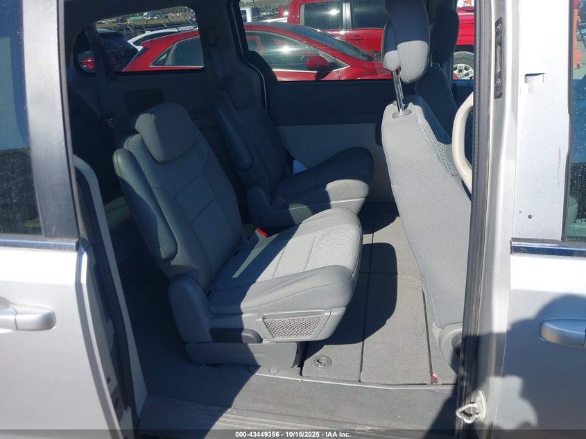 2010 Chrysler Town & Country Lx VIN: 2A4RR4DE8AR179738 Lot: 43449356