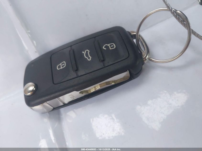 2013 Volkswagen Beetle 2.5L VIN: 3VW5P7AT4DM823078 Lot: 43449553