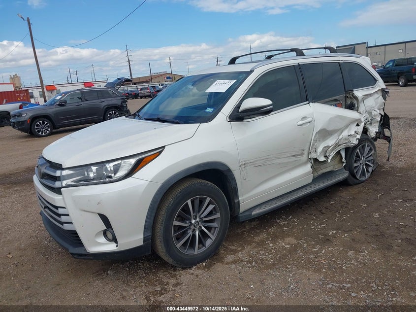 2017 TOYOTA HIGHLANDER auction photo 2