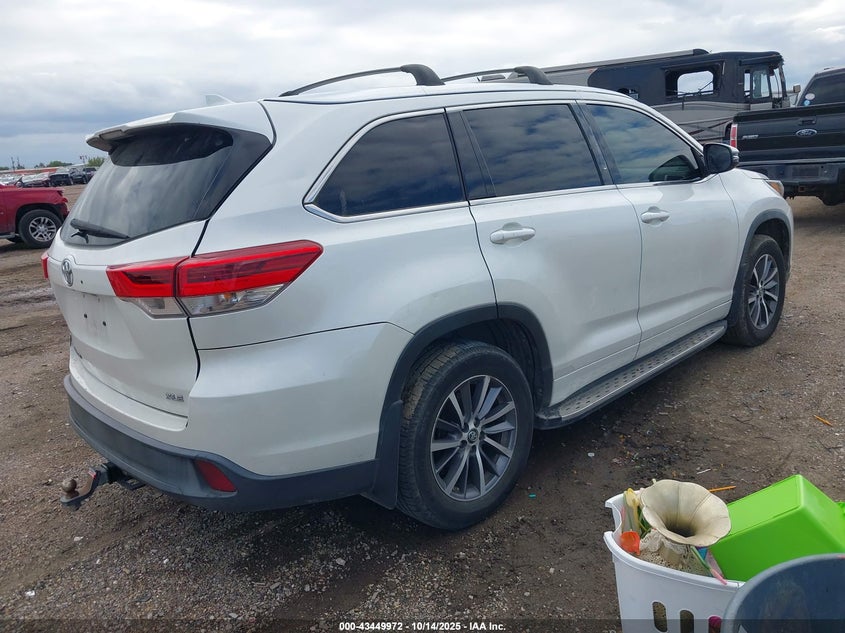 2017 TOYOTA HIGHLANDER auction photo 4