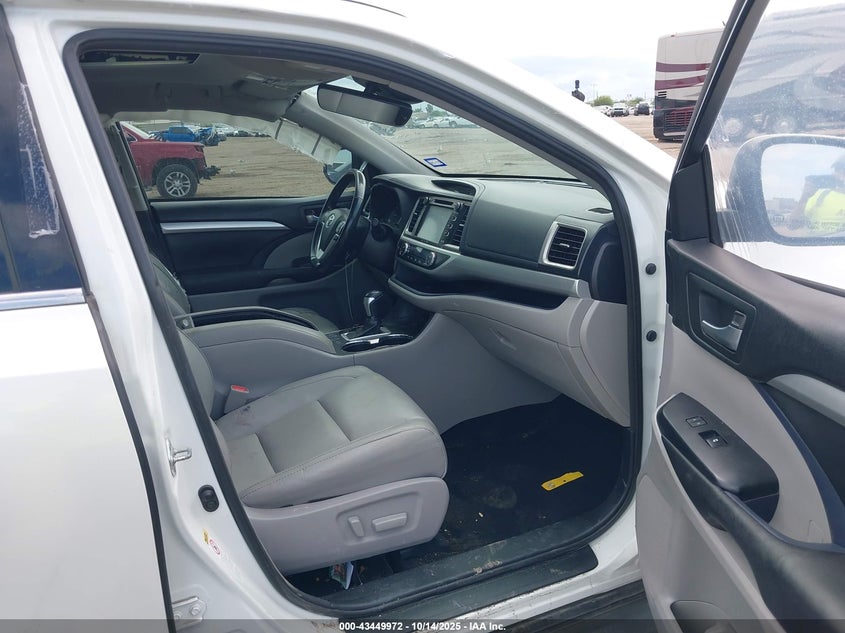 2017 TOYOTA HIGHLANDER auction photo 5