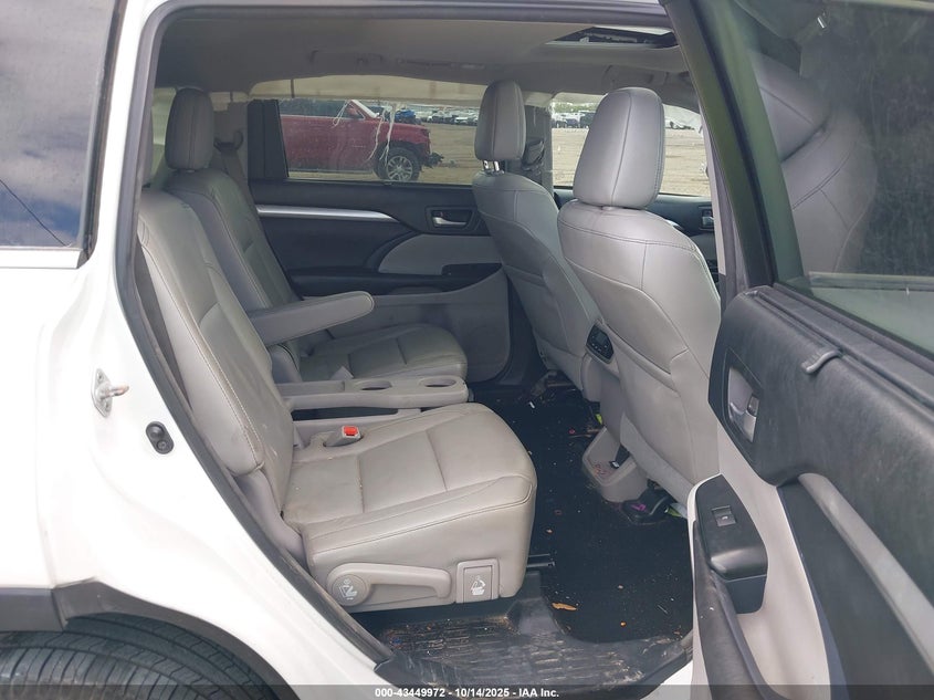 2017 TOYOTA HIGHLANDER auction photo 8