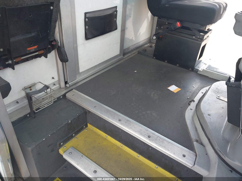 2015 Isuzu Commercial Van VIN: JALB4T177F7W00393 Lot: 43451061