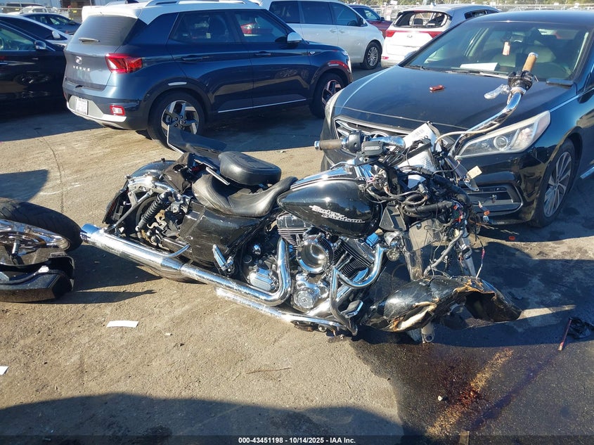 2013 HARLEY-DAVIDSON FLHX STREET GLIDE 1HD1KBM1XDB680818