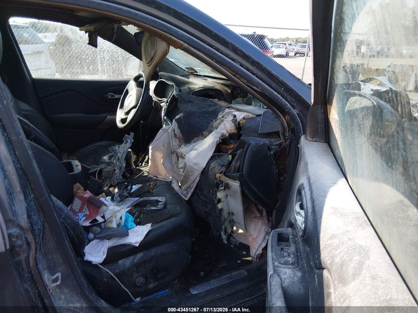 2019 JEEP CHEROKEE auction photo 5