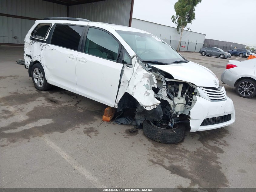 5TDKK3DC1FS585864 2015 TOYOTA SIENNA photo no. 3