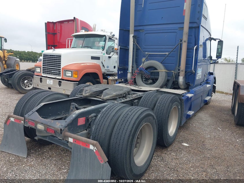 4V4NC9TJXCN551845 2012 VOLVO  photo no. 4