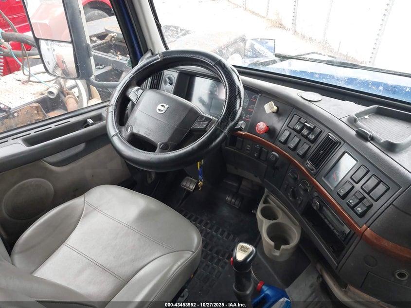 4V4NC9TJXCN551845 2012 VOLVO  photo no. 7