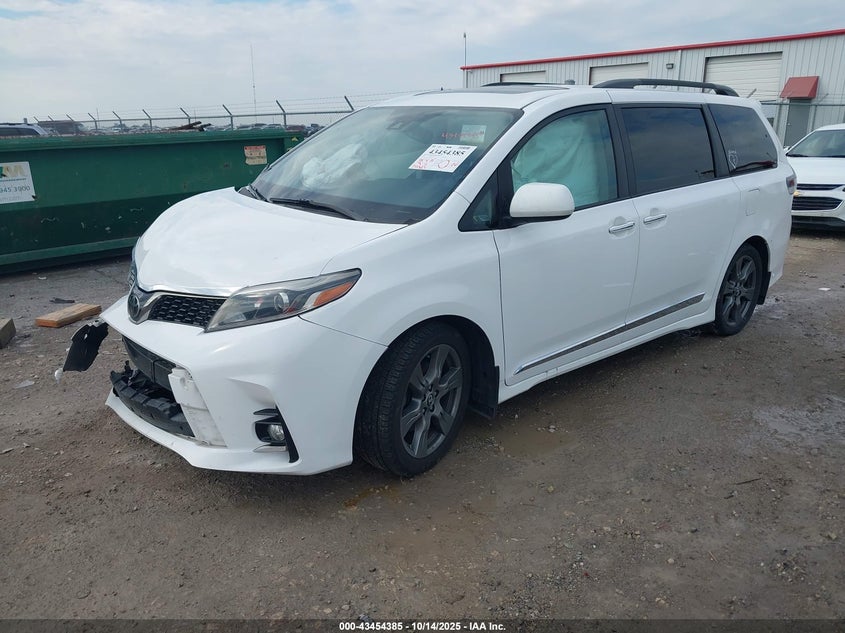 5TDXZ3DC3JS959143 2018 TOYOTA SIENNA photo no. 2