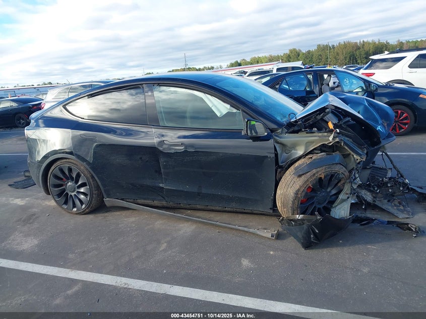 2022 Tesla Model Y Performance Dual Motor All-Wheel Drive VIN: 7SAYGDEF6NF390827 Lot: 43454751