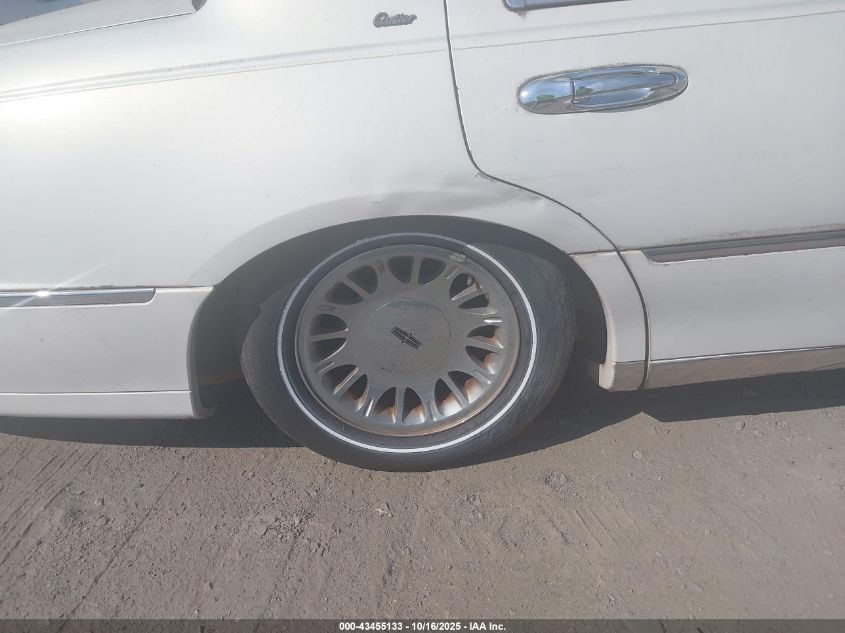 2001 Lincoln Town Car Cartier VIN: 1LNHM83W51Y613140 Lot: 43455133