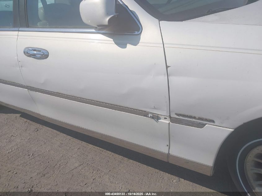 2001 Lincoln Town Car Cartier VIN: 1LNHM83W51Y613140 Lot: 43455133