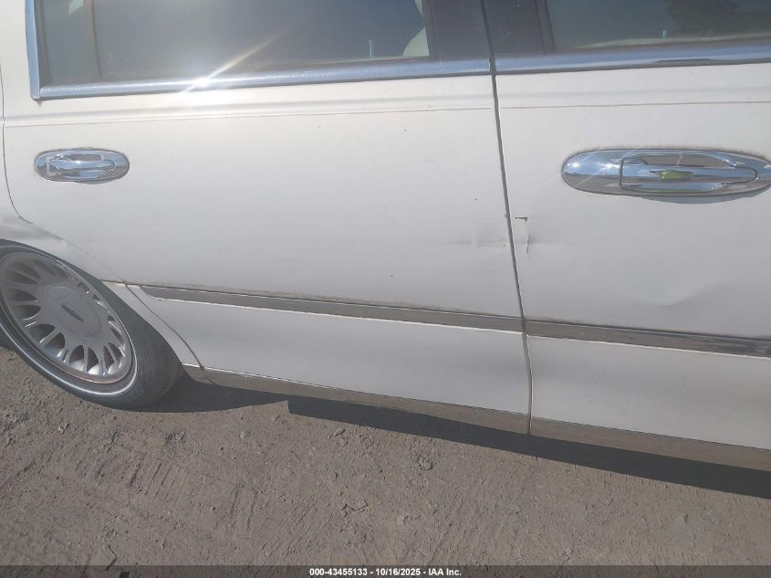 2001 Lincoln Town Car Cartier VIN: 1LNHM83W51Y613140 Lot: 43455133