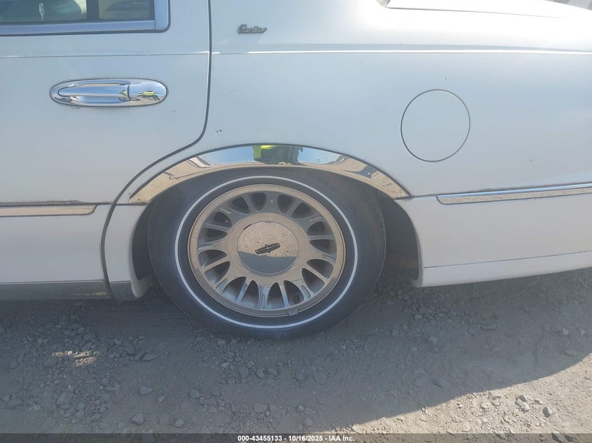 2001 Lincoln Town Car Cartier VIN: 1LNHM83W51Y613140 Lot: 43455133