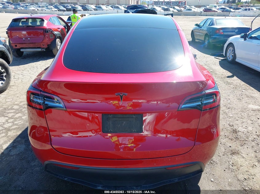 2021 Tesla Model Y Standard Range Rear-Wheel Drive VIN: 5YJYGDED7MF121889 Lot: 43455363