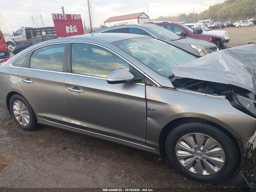 2017 HYUNDAI SONATA HYBRID SE KMHE24L35HA066784