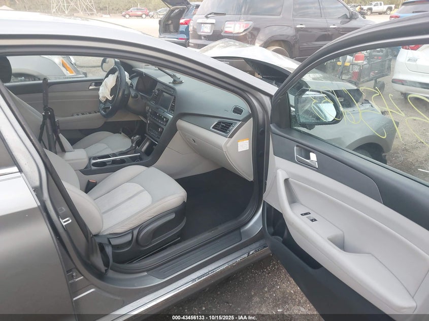 2017 HYUNDAI SONATA HYBRID SE KMHE24L35HA066784