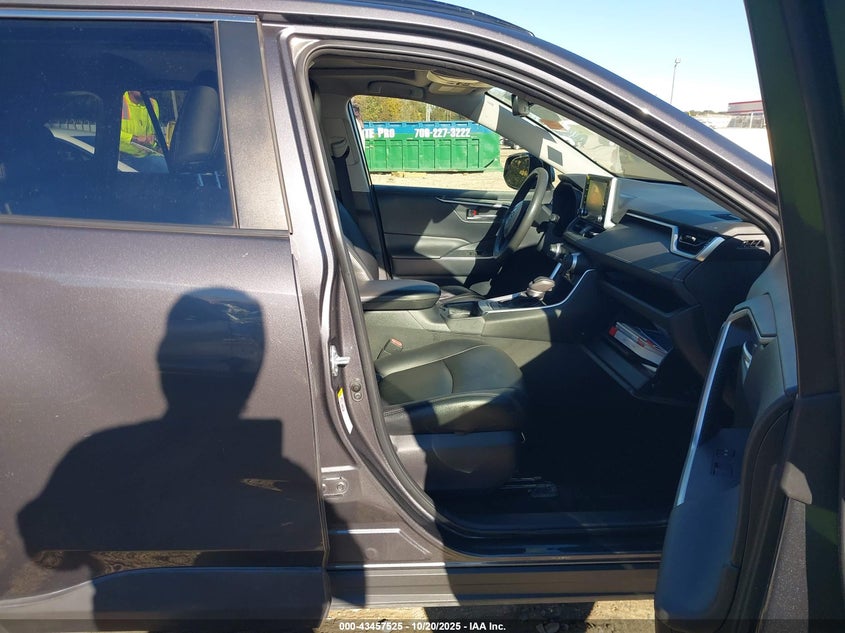 2019 TOYOTA RAV4 XLE JTMW1RFVXKJ010014