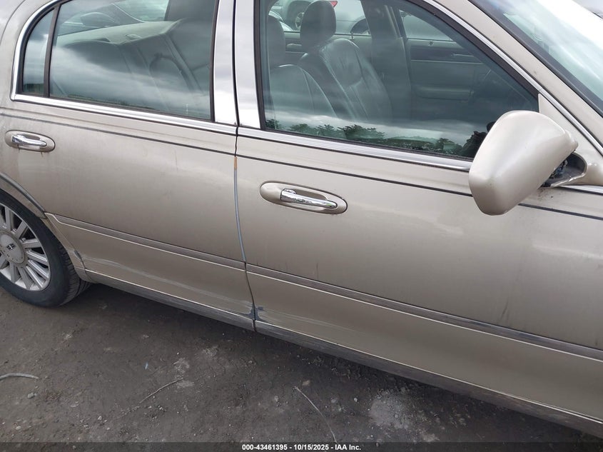 2005 Lincoln Town Car Signature Limited VIN: 1LNHM82W45Y625965 Lot: 43461395