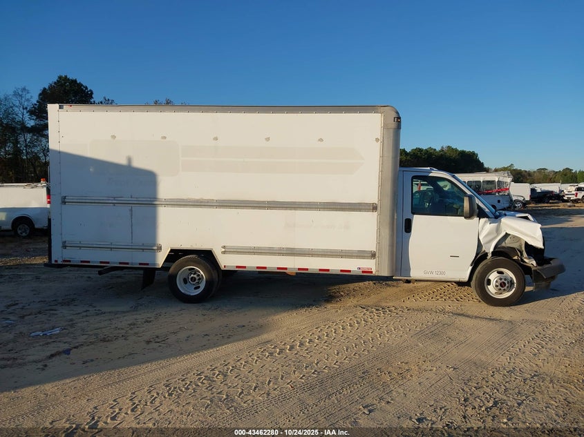 2018 GMC Savana Cutaway Work Van VIN: 7GZ37TCG5JN901133 Lot: 43462280