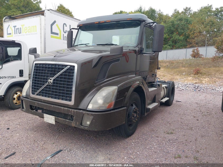 4V4N19EG9CN560916 2012 VOLVO  photo no. 2
