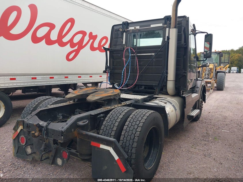 4V4N19EG9CN560916 2012 VOLVO  photo no. 4