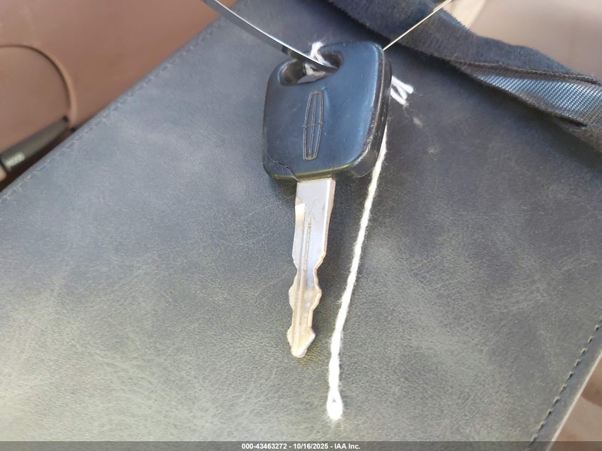 2000 Lincoln Navigator VIN: 5LMEU27A7YLJ27786 Lot: 43463272