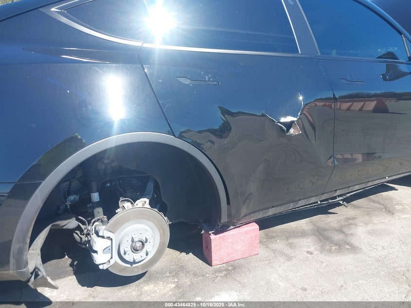 2025 Tesla Model Y Long Range Dual Motor Rear-Wheel Drive VIN: 7SAYGDED5SF248415 Lot: 43464829