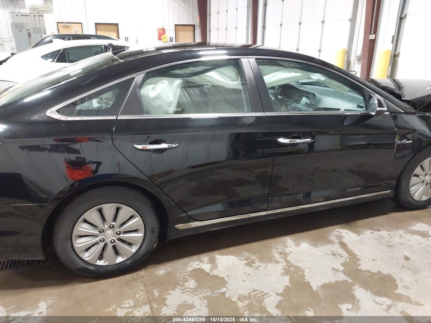 2017 HYUNDAI SONATA HYBRID SE KMHE24L3XHA067686