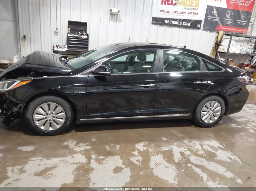 2017 HYUNDAI SONATA HYBRID SE KMHE24L3XHA067686