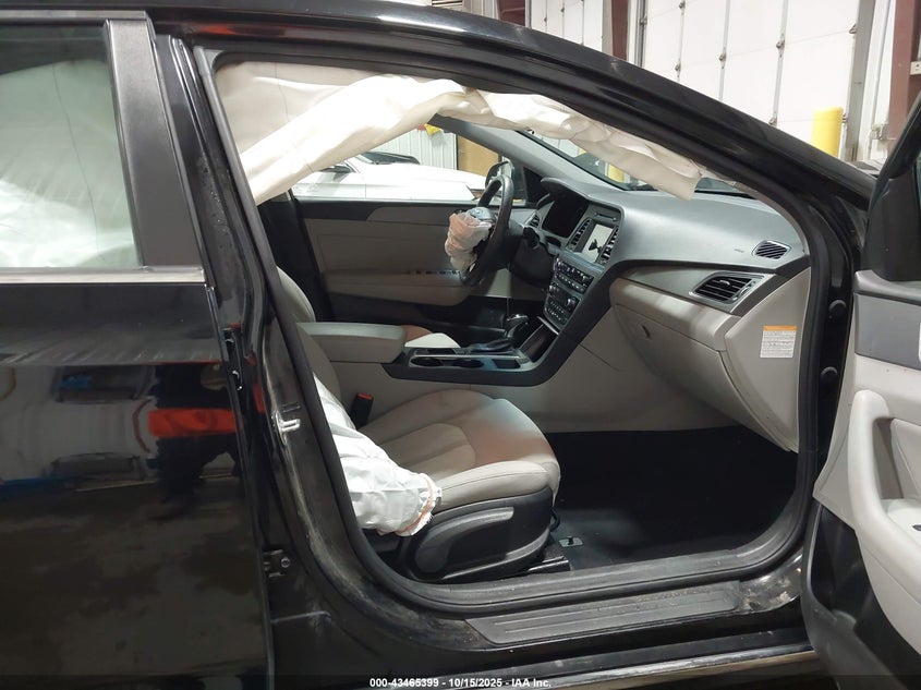 2017 HYUNDAI SONATA HYBRID SE KMHE24L3XHA067686