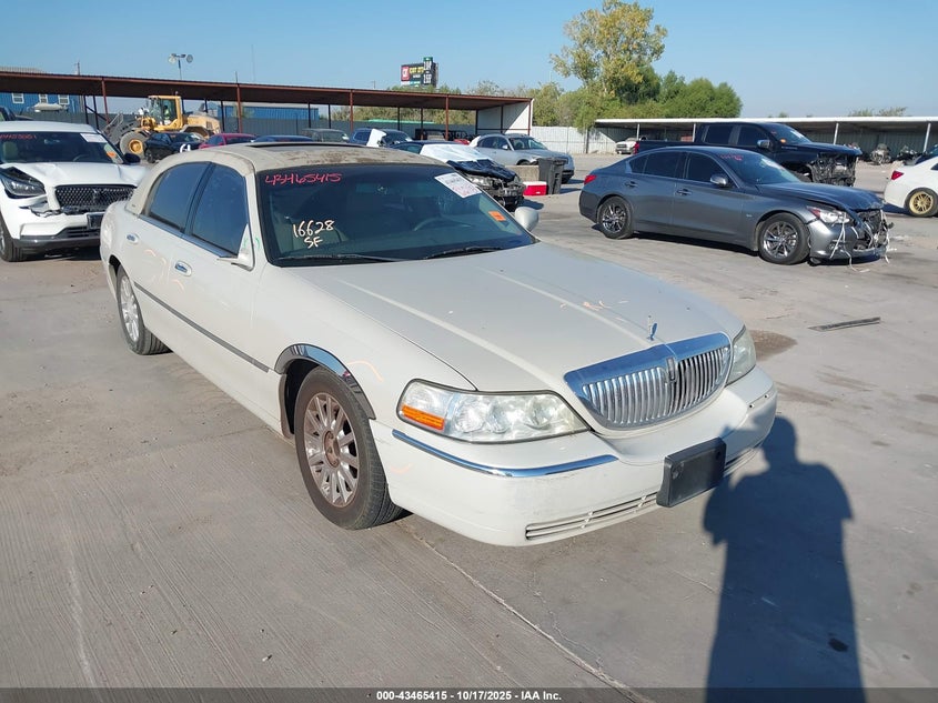 2007 Lincoln Town Car Signature cream sedan flexible 1LNHM81V67Y629107 photo #1