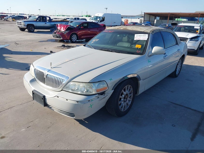 2007 Lincoln Town Car Signature cream sedan flexible 1LNHM81V67Y629107 photo #3