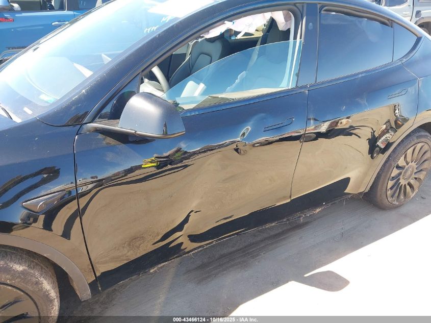 2024 Tesla Model Y Long Range Dual Motor All-Wheel Drive VIN: 7SAYGAEE0RF010165 Lot: 43466124