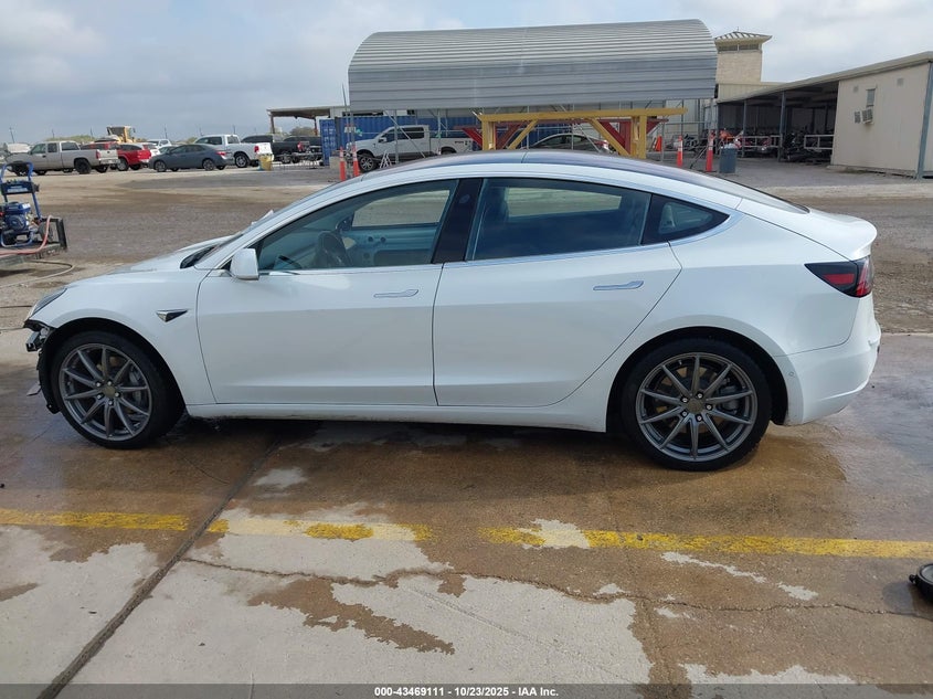2018 Tesla Model 3 Long Range/Mid Range VIN: 5YJ3E1EA6JF032704 Lot: 43469111