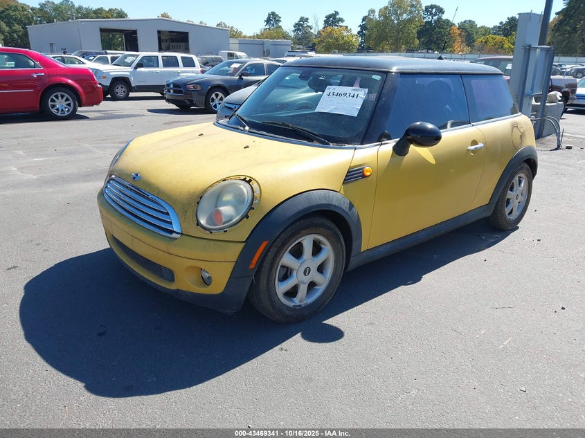 2009 Mini Cooper yellow hatchback gasoline WMWMF33579TW79802 photo #3