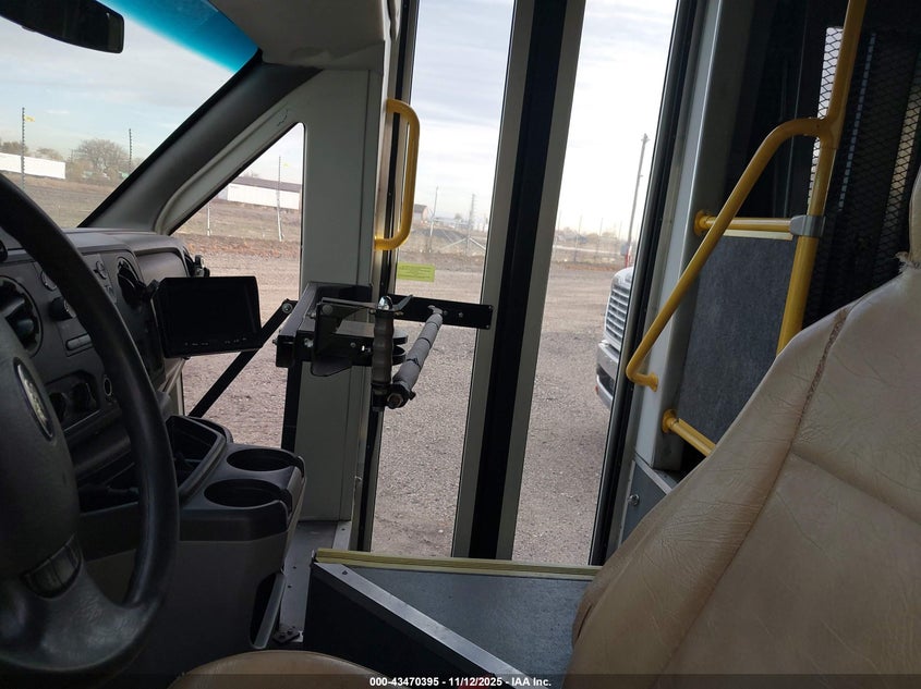 2015 Ford E-450 Cutaway VIN: 1FDFE4FSXFDA09653 Lot: 43470395