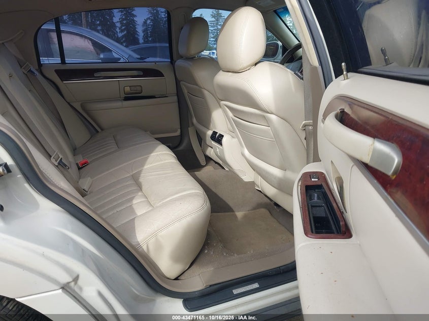 2005 Lincoln Town Car Signature VIN: 1LNHM81W15Y663980 Lot: 43471165