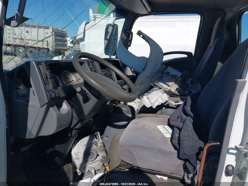 JALE5W166H7300303 2017 ISUZU  photo no. 7