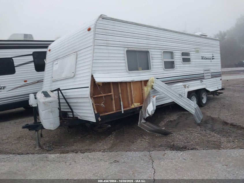 4X4TWDA242R330168 2002   photo no. 2