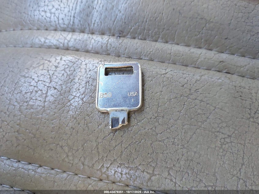 1987 Chevrolet Suburban V200 VIN: 1GNGV26K5HF164865 Lot: 43479351